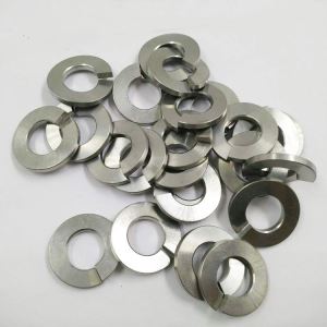 Titanium fjäderbrickor